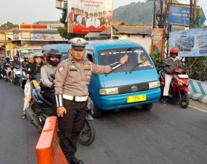 Wujudkan Kamseltibcarlantas, Personel Polsek Ciampea Gelar Pengaturan Lalu Lintas di Pagi Hari
