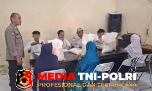 Sinergitas Polri dengan Warga Wilayah Desa Cikarawang Giat Monitoring Pendistribusian Beras Pangan Nasional 2025