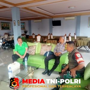 Sinergitas TNI-Polri Sambangi Warga Cisarua Ajak Dialog Mengenai Kewaspadaan Terhadap Kejahatan 