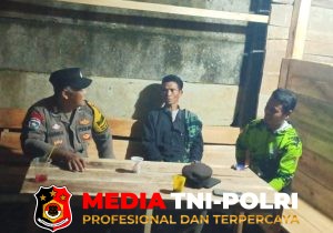 Patroli Malam Hari, Bhabinkamtibmas Polsek Babakan Madang Tegaskan Pesan Kamtibmas Kepada Warga Desa Karang Tengah