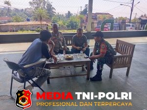 Antisipasi Kejahatan Bhabinkamtibmas Bersama Babinsa Sambangi Warga Berikan Imbauan Kamtibmas
