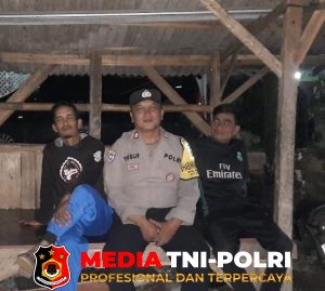 Patroli Malam Bhabinkamtibmas Polsek Cisarua Kontrol Pos Kamling, Tegaskan Pentingnya Kewaspadaan Warga