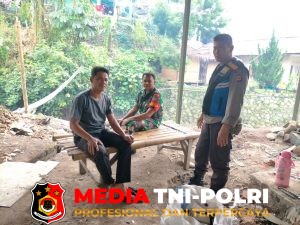 Jaga Kamtibmas Waspada TPPO  Bhabinkamtibmas dan Babinsa Sambangi Warga di Cijeruk
