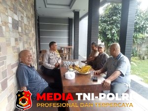 Bhabinkamtibmas Polsek Ciawi Anjangsana Kamtibmas ke Tokoh Masyarakat Desa Bitungsari, Jalin Silaturahmi dan Jaga Kondusivitas