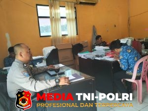 Cegah TPPO Bhabinkamtibmas dan Babinsa Sambangi Warga Desa Warung Menteng Sampaikan Edukasi Kamtibmas 