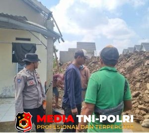 Wujud Nyata Kepedulian Polri, Polsek Rancabungur Bantu Warga Bantarsari Gelar Kerja Bakti Pascabencana Banjir