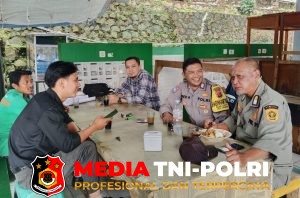 Patroli Dialogis Bhabinkamtibmas Polsek Cisarua Sambangi Warga Desa Citeko,  Imbau Jaga Kamtibmas