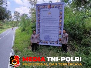 Polsek Menjalin serukan Pencegahan Karhutla dengan pemasaran banner Maklumat Kapolda Kalbar.