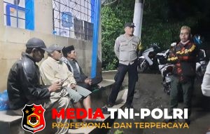 Jaga Kamtibmas Malam Hari, Bhabinkamtibmas Cisarua Kontrol Pos Kamling di Desa Jogjogan