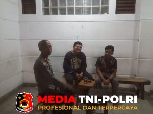 Ciptakan Lingkungan Aman, Bhabinkamtibmas Polsek Cisarua Patroli Pos Kamling dan Sampaikan Pesan Kamtibmas