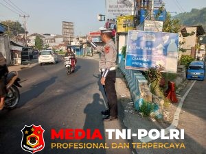 Polsek Ciampea Hadir di Tengah Masyarakat, Atur Lalu Lintas di Titik Rawan