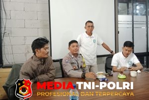 Jalin Kedekatan dan Jaga Kamtibmas, Bhabinkamtibmas Polsek Cisarua Sambangi Warga Desa Citeko