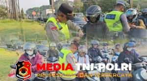 Polsek Cikarang Selatan Bagikan 500 Bendera Merah Putih kepada Pengendara Jelang HUT RI ke-80