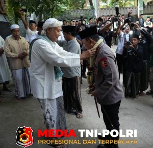Silaturahmi ke Ponpes Al-Hamidy Banyuanyar, Kapolri: Tanpa Dukungan Ulama Pekerjaan Kami Sangat Berat