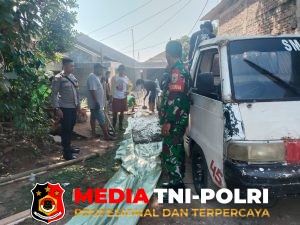 Wujud Nyata Kepedulian TNI - Polri Bhabinkamtibmas dan Babinsa Cileungsi Turun ke Lapangan, Dukung Kerja Bakti Warga