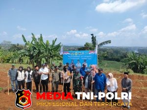 Dukung Asta Cita Presiden RI, Kapolsek Dramaga Bersama Forkompimcam Giat Penanaman Jagung Hybrida  Seluas 1 Hektar di Desa Purwasari