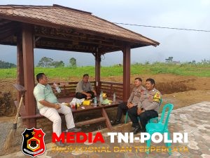 Bersama Warga, Bhabinkamtibmas Desa Kopo Perkuat Sinergi Jaga Keamanan Lingkungan