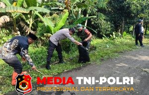 Wujud Nyata Kepedulian Polri, Bhabinkamtibmas Bantu Warga dalam Giat Jumat Bersih Bersih (JUMSIH) di desa petir, 