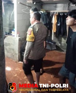 Respon Cepat Polsek Cibinong Evakuasi dan Bersihkan Material Longsor Akibat Hujan Deras