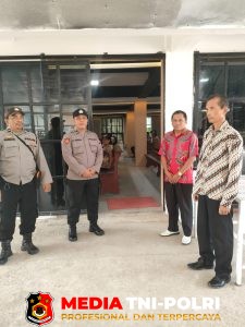 Personil Polsek Ngabang Ditempatkan Di Beberapa Gereja Untuk Memastikan Situasi Kamtibmas Aman