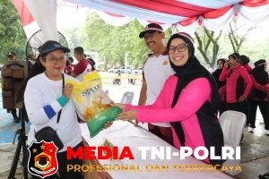 Polres Langkat melaksanakan Gerakan Pangan Murah Penjualan Beras Stabilisasi Pasokan dan Harga Pangan (SPHP).