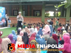 Polisi Sahabat Anak, Kanit Lantas Polsek Ciomas Edukasi Siswa SD Alam Padasuka Soal Tertib Berlalu Lintas