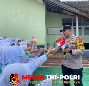 Semarak HUT RI ke-80, Bhabinkamtibmas Ciawi Bagikan Atribut Merah Putih dan Sampaikan Pesan Kamtibmas di SD Amaliah
