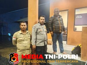 Patroli Malam, Bhabinkamtibmas Polsek Cisarua Kontrol Pos Kamling dan Sampaikan Pesan Kamtibmas