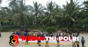 4 Jam Menembus Laut Demi Merah Putih, Kapolres Tanggamus Bersama Warga Kibarkan Bendera di Pulau Terluar Tabuan