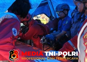 Damkar Kotim Evakuasi Korban Lakalantas yang Terjepit di Kabin Mobil