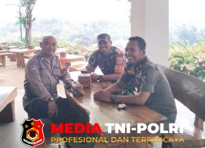 Sinergi TNI-Polri, Bhabinkamtibmas Polsek Cijeruk dan Babinsa Sambang Warga Desa Warung Menteng