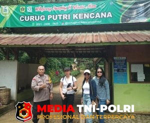 Cegah Gangguan Kamtibmas, Bhabinkamtibmas Babakan Madang Sambangi Wisatawan