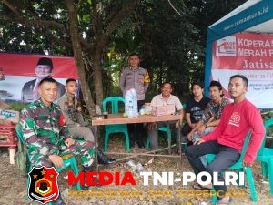 Bersama Babinsa, Bhabinkamtibmas Cileungsi Sambangi Warga di Peringatan HUT RI ke-80