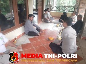 Giat Sambang Warga Bhabinkamtibmas Desa Tamansari Kunjungi Pondok Pesantren Berikan Pesan Kamtibmas 