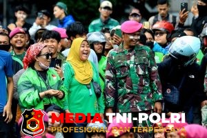 Ditengah Aksi Massa, TNI Hadir mengedepankan Semangat Persatuan dan Kebersamaan