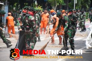 Prajurit TNI Bersama Masyarakat Gotong Royong Bersihkan Sisa Aksi Massa dan Evakuasi Kendaraan Terbakar