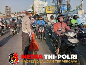 Polsek ciampea polres bogor laksanakan kegiatan pengaturan lalu lintas pagi hari