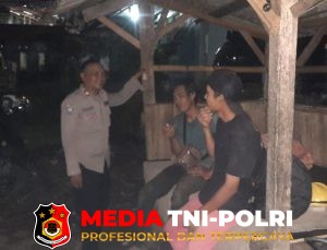 Patroli Malam Bhabinkamtibmas Polsek Cisarua Kontrol Pos Kamling dan Sampaikan Pesan Kamtibmas