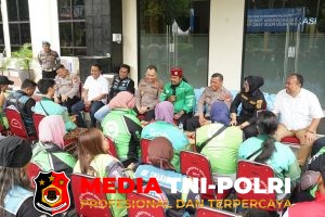 Kamtibmas, Polres Metro Bekasi dan Komunitas Ojol Jalin Kebersamaan Lewat Kegiatan Sosial