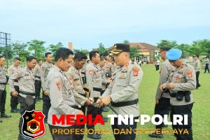Kapolres Tulang Bawang Barat Lakukan Pemeriksaan Sikap Tampan dan Kelengkapan Data Diri Personil