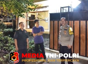 Sambang Warga Bhabinkamtibmas Polsek Cisarua Kontrol Pos Kamling dan Sampaikan Pesan Kamtibmas
