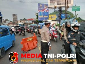 Anggota Lantas Polsek Ciampea Laksanakan Pengaturan Lalu Lintas Pagi Hari
