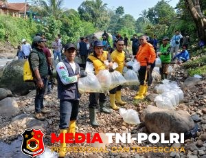 Tebar Benih Ikan di Sungai Cigamea, Wujud Pelestarian Lingkungan di Kecamatan Pamijahan