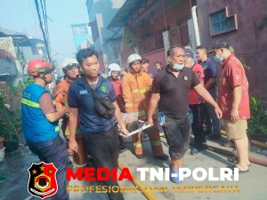 Tim Sidokkes Polres Jakbar Evakuasi Relawan Kebakaran di Mangga Besar