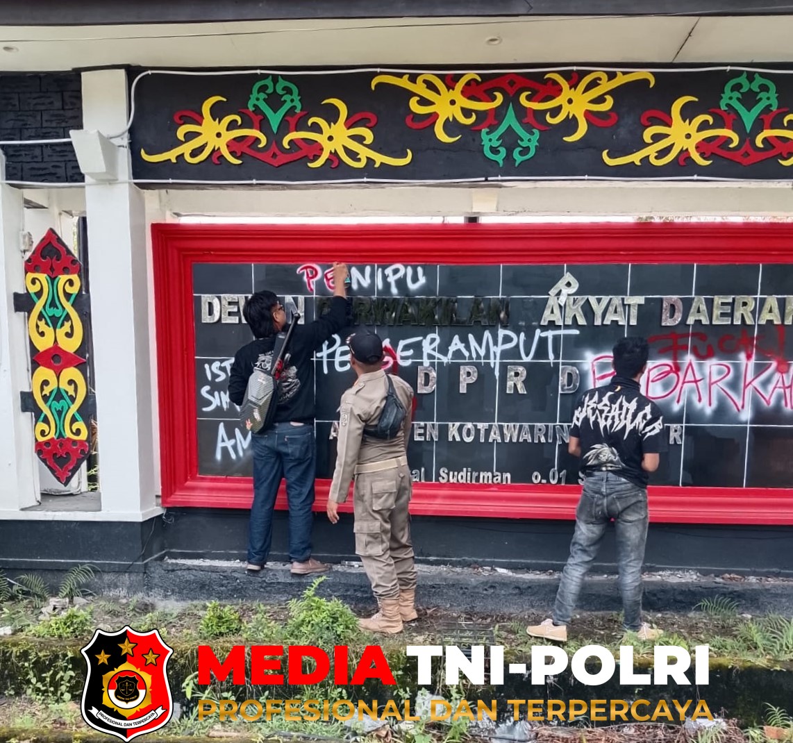 aksi vandalisme oleh Demonstran pada tanda nama gedung DPRD Kab. Kotim