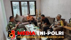 Sinergitas TNI-Polri, Polsek Cisarua Gelar Sambang Warga untuk Jaga Kamtibmas