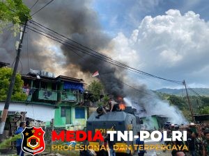 Personel Polri dan TNI Bahu Membahu Padamkan Api di Kompleks Kodam Lama Jayapura