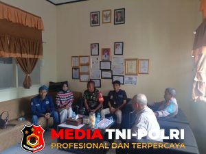 Jaga Kamtibmas Bhabinkamtibmas Polsek Cijeruk Bersama Babinsa Sambang Warga di Desa Ciburayut