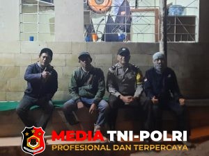 Giat Patroli Malam Bhabinkamtibmas Polsek Cisarua Kontrol Pos Kamling, Sampaikan Pesan Kamtibmas kepada Warga