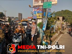 Anggota Polsek Ciampea Polres Bogor Laksanakan Pengaturan Lalu Lintas Pagi, Cegah Kemacetan dan Kecelakaan